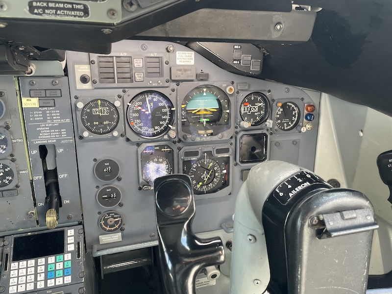 B747 JAL? 機長席側のコックピットの窓　激レア超貴重　b747-200？ 飛行機B747-400のコックピット[01103000193]の写真・イラスト