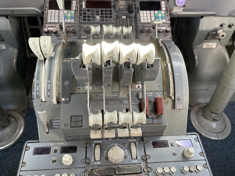 操縦機 B747のコックピット(操縦席)│SarukiMawaru 世界を探索